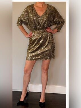 TRINA TURK GOLD SEQUINED MINI DRESS.V-NECKLINE CLASTICIZED WAIST WIDE DOLMAN SLE
